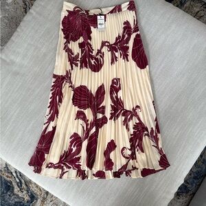 🤍 Express Pleated Floral Midi Skirt – Size XS – Beige & Burgundy